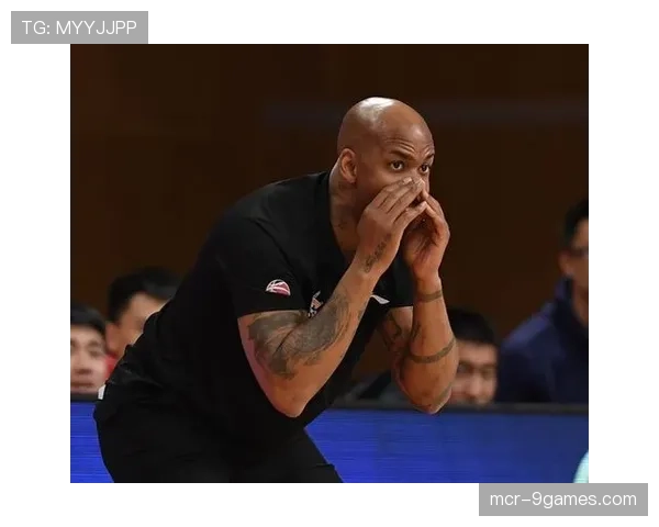 特写镜头:第70分钟,拜仁替补席战术教练急速绘制站位图