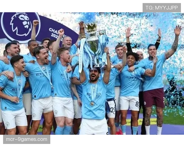 特写：终场哨响，争冠对手曼城与阿森纳球员相互致意